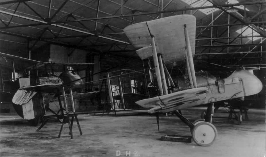 Истребитель Эйрко D.H.2 в ангаре на базе одной из эскадрилий RFC во Франции – начало 1917 г.